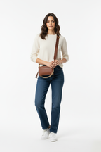 Model met tas, overzichtsfoto
