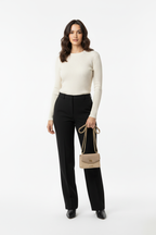 Model met tas, detailopname