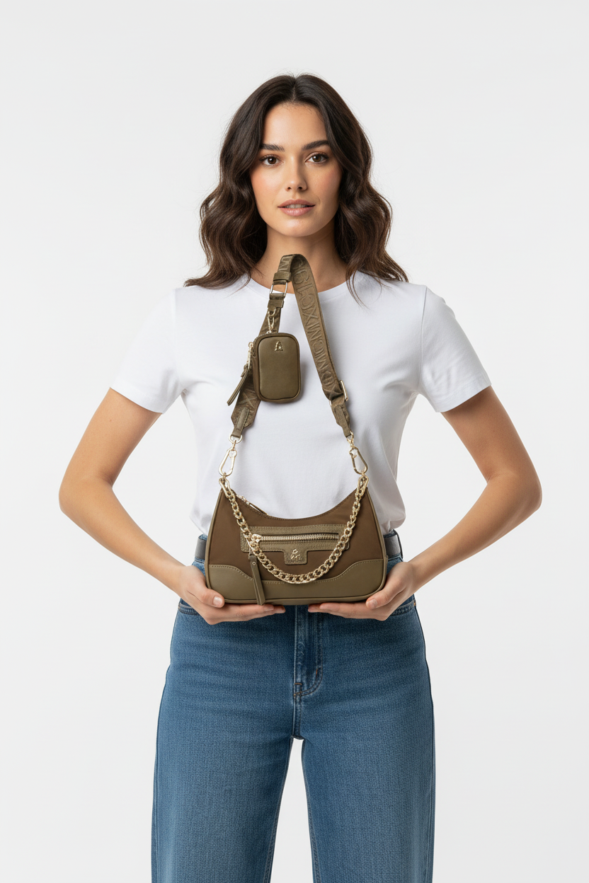 Model met tas, detailopname