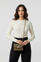 Model met tas, detailopname