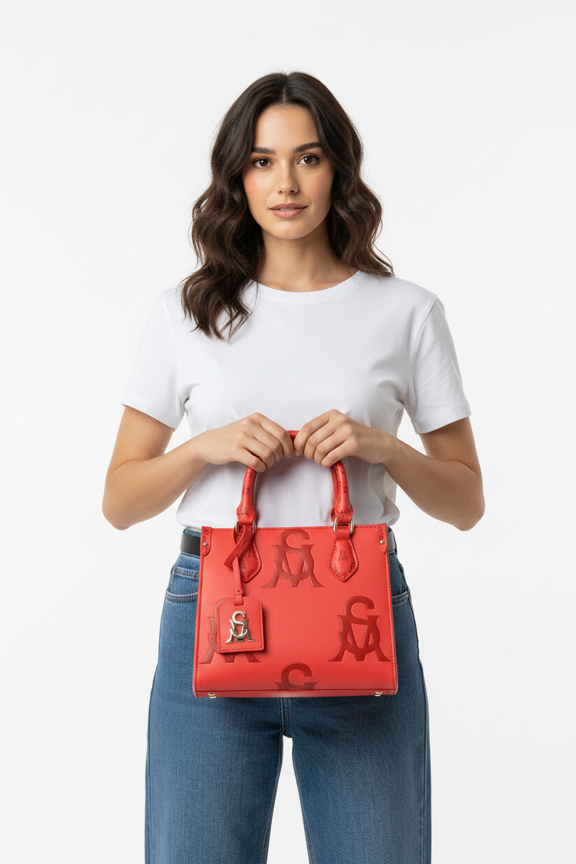 Model met tas, overzichtsfoto
