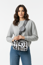 Model met tas, detailopname