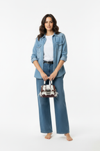Model met tas, overzichtsfoto