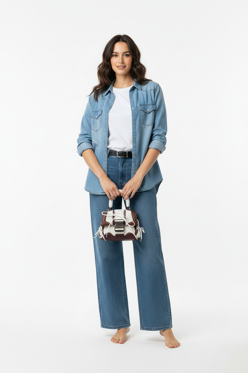 Model met tas, overzichtsfoto