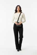 Model met tas, detailopname
