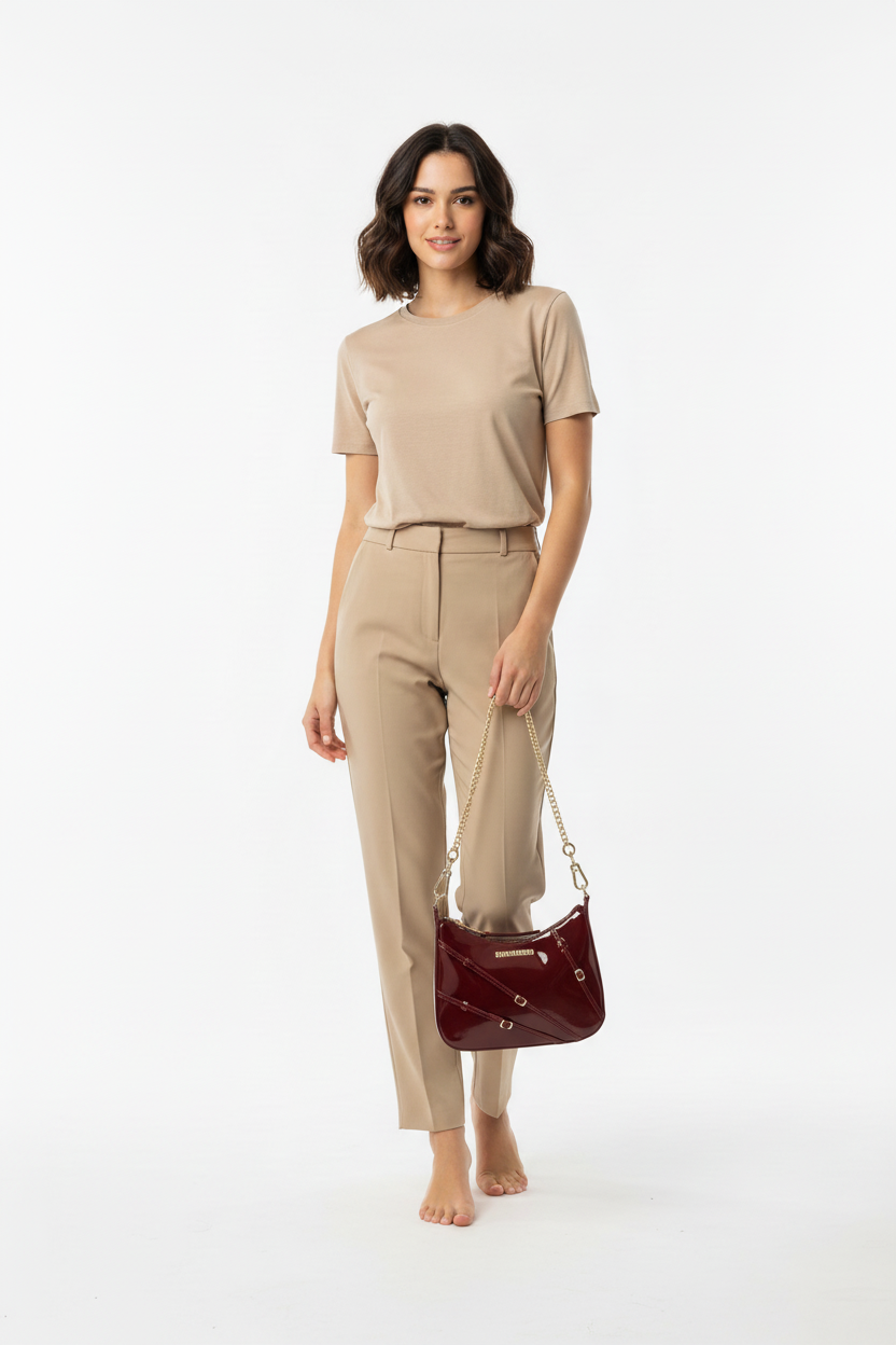 Model met tas, overzichtsfoto
