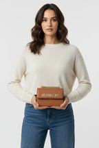 Model met tas, overzichtsfoto