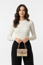Model met tas, overzichtsfoto
