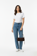Model met tas, detailopname