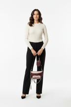 Model met tas, overzichtsfoto