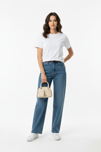 Model met tas, overzichtsfoto