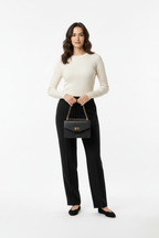 Model met tas, detailopname