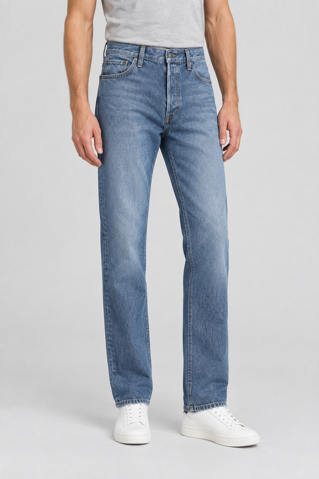 Lichtblauwe Jack & Jones Jeans Chris Original met rechte pijpen, van taille tot schoenen gefotografeerd