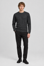 Mannelijk model met de antraciet gemêleerde Jack & Jones Gebreide Trui Perfect met Wol, volledig van voren gefotografeerd