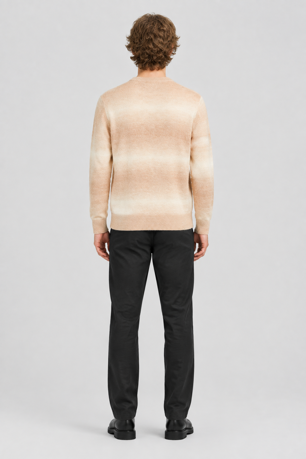 Mannelijk model met de beige-crèmekleurige Jack & Jones Trui Spencer, volledig van achteren gefotografeerd