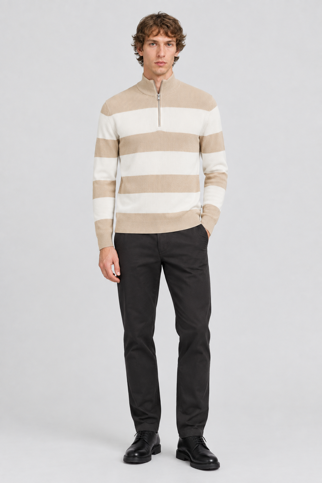 Mannelijk model met de beige-wit gestreepte Only & Sons Katoenen Half-Zip Trui Phil, volledig van voren gefotografeerd