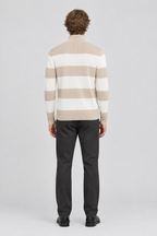 Mannelijk model met de beige-wit gestreepte Only & Sons Trui Phil, volledig van achteren gefotografeerd