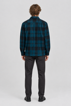 Mannelijk model met de blauwgroen-zwarte geruite Tom Tailor Denim Overshirt Wol-look, volledig van achteren gefotografeerd