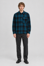 Mannelijk model met de blauwgroen-zwarte geruite Tom Tailor Denim Overshirt Wol-look, volledig van voren gefotografeerd