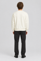 Mannelijk model met de crèmekleurige Dan Fox Apparel Sweater Jesper, volledig van achteren gefotografeerd
