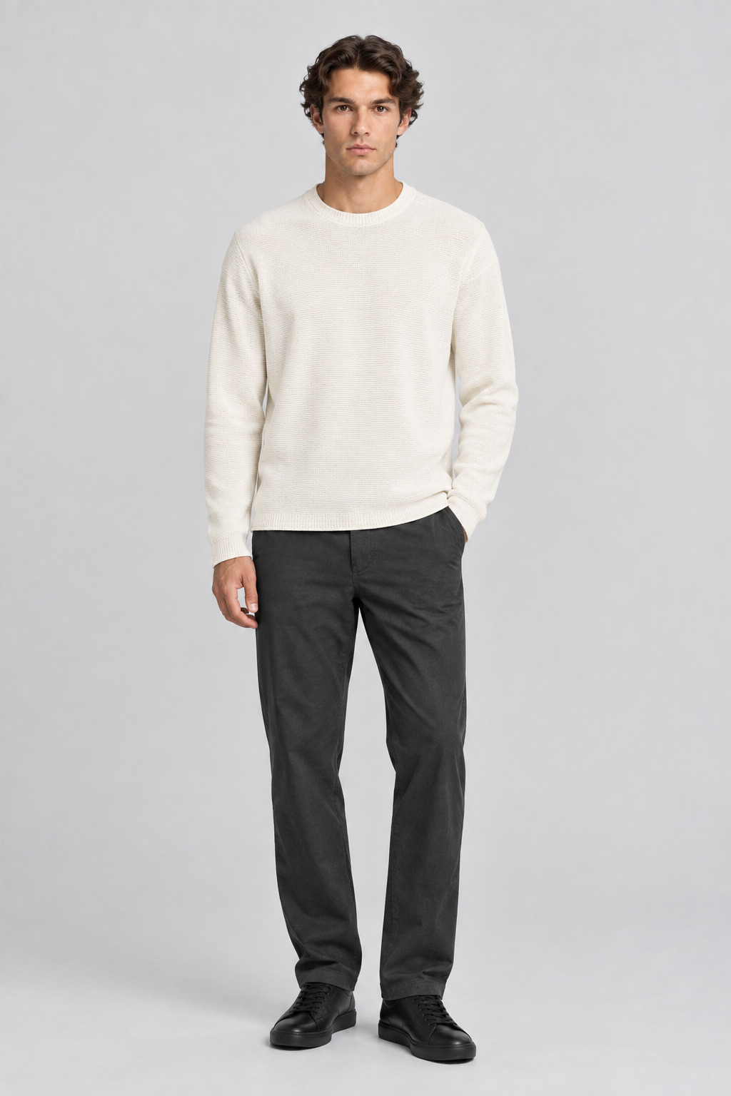 Mannelijk model met de crèmekleurige Tom Tailor Denim Gebreide Trui Relaxed Structuur, volledig van voren gefotografeerd