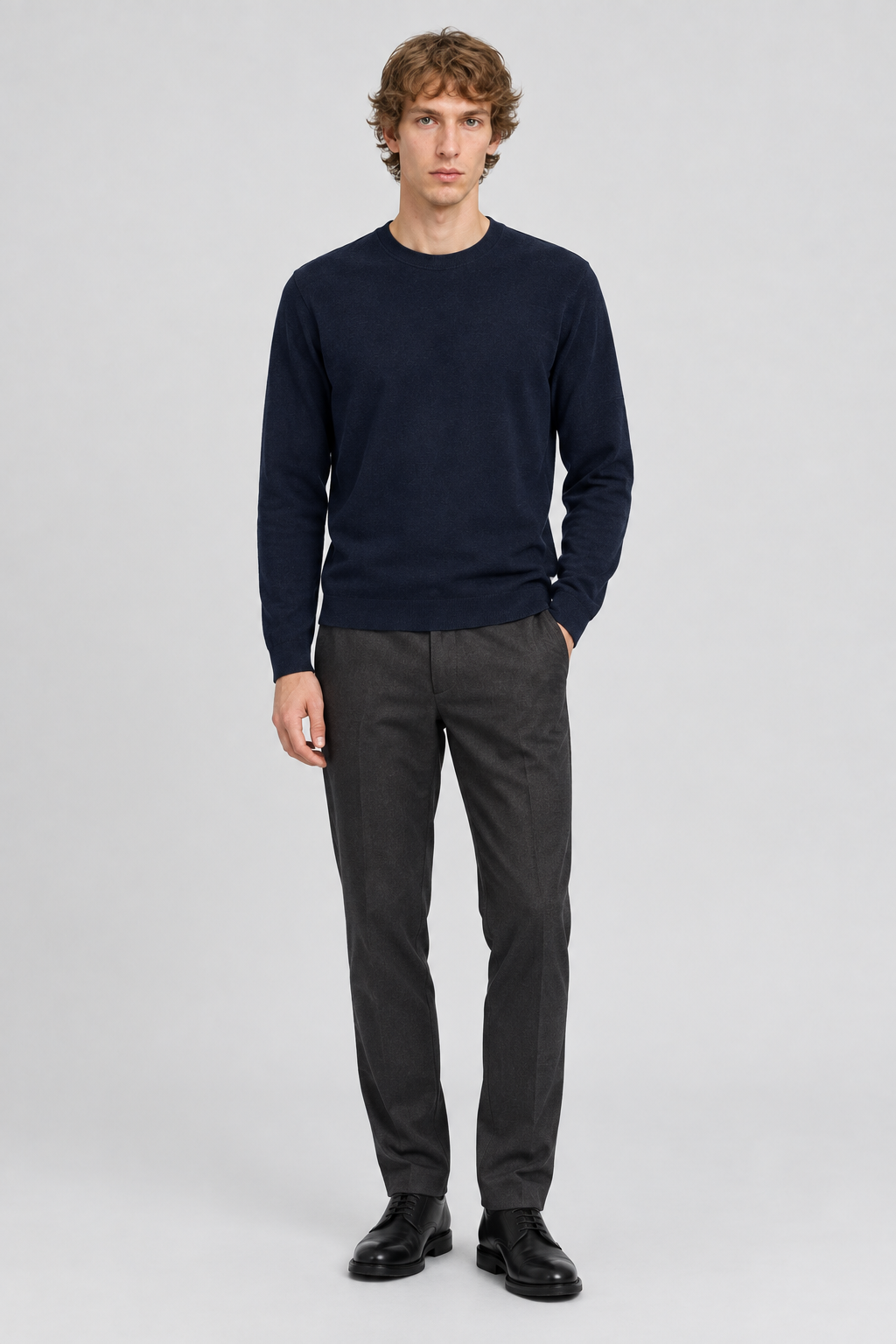 Mannelijk model met de donkerblauwe Jack & Jones Gebreide Trui Perfect met Wol, volledig van voren gefotografeerd