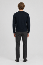 Mannelijk model met de donkerblauwe Jack & Jones Gebreide Trui Perfect, volledig van achteren gefotografeerd