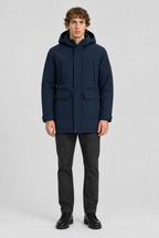 Mannelijk model met de donkerblauwe Jack & Jones Softshell Parka Finn met capuchon, volledig van voren gefotografeerd