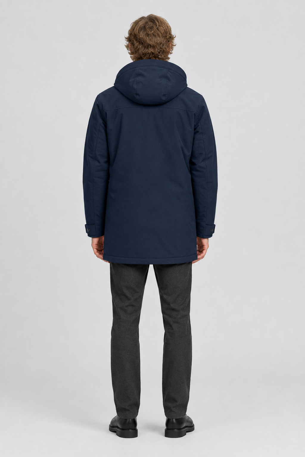 Mannelijk model met de donkerblauwe Jack & Jones Softshell Parka Finn, volledig van achteren gefotografeerd