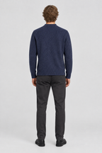 Mannelijk model met de donkerblauwe Jack & Jones Trui York, volledig van achteren gefotografeerd