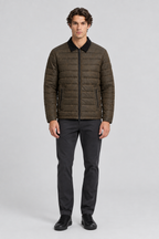 Mannelijk model met de donkerbruin-olijfgroene Tom Tailor Gecoate Overshirt Midlayer met zwarte kraag, volledig van voren gefotografeerd