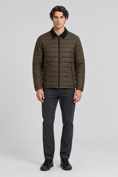 Mannelijk model met de donkerbruin-olijfgroene Tom Tailor Gecoate Overshirt Midlayer met zwarte kraag, volledig van voren gefotografeerd