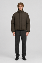 Mannelijk model met de donkerbruine Only & Sons Puffer Jas Josh met hoge kraag, volledig van voren gefotografeerd