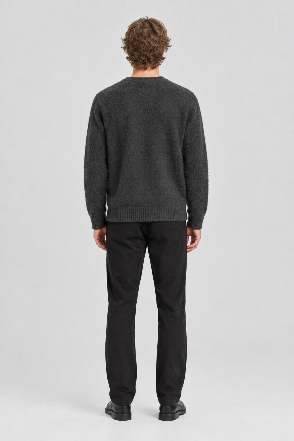 Mannelijk model met de donkergrijze Jack & Jones Geborstelde Gebreide Trui Cover, volledig van achteren gefotografeerd