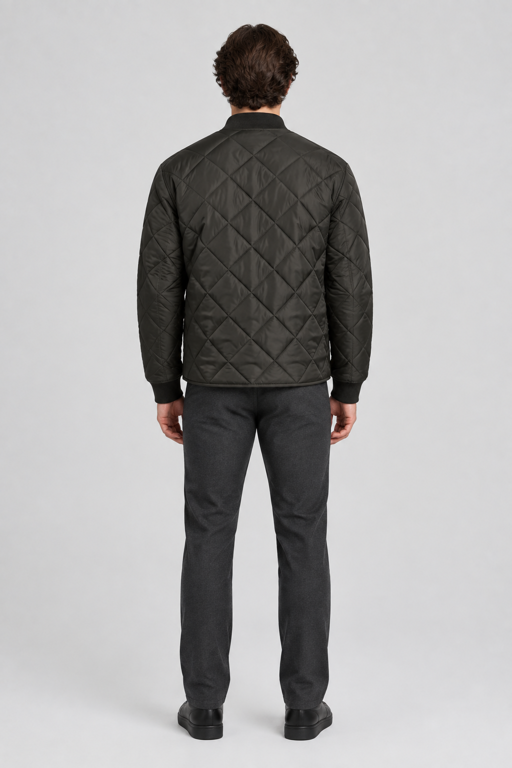 Mannelijk model met de gewatteerde Dan Fox Apparel Jas Emilian, volledig van achteren gefotografeerd