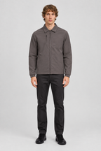 Mannelijk model met de grijsbruine Jack & Jones Jas Charlie met omslagkraag, volledig van voren gefotografeerd