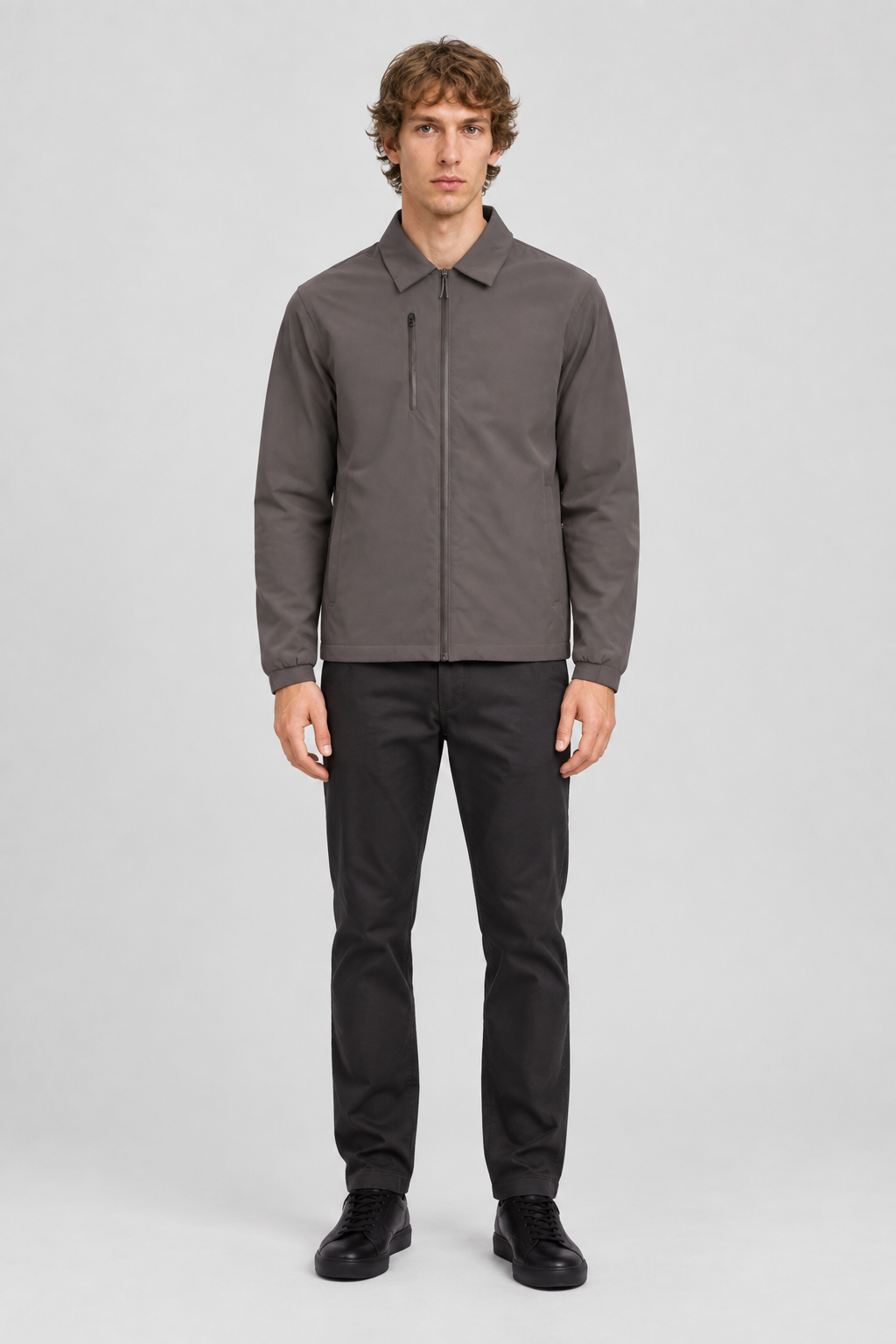 Mannelijk model met de grijsbruine Jack & Jones Jas Charlie met omslagkraag, volledig van voren gefotografeerd