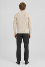 Mannelijk model met de lichtbeige Only & Sons Trui Brant Regular Fit, volledig van achteren gefotografeerd