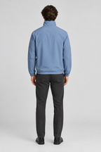 Mannelijk model met de lichtblauwe Burton Harrington Jas met Opstaande Kraag, volledig van achteren gefotografeerd