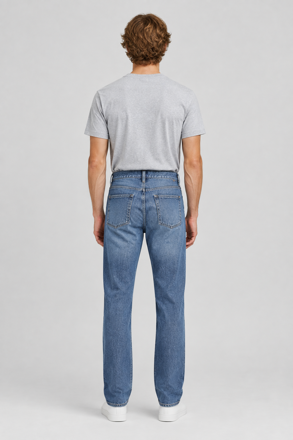 Mannelijk model met de lichtblauwe Jack & Jones Jeans Chris Original, volledig van achteren gefotografeerd