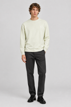 Mannelijk model met de lichtcrèmekleurige Trapp Sweater Eray met ronde hals, volledig van voren gefotografeerd