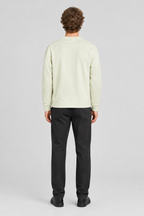 Mannelijk model met de lichtcrèmekleurige Trapp Sweater Eray, volledig van achteren gefotografeerd