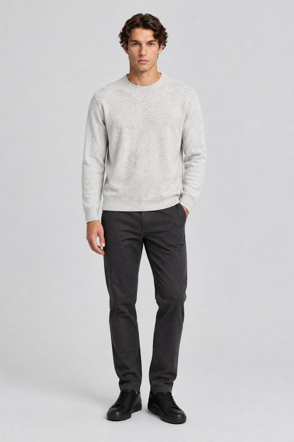 Mannelijk model met de lichtgrijze Jack & Jones Gebreide Trui Blanks Ronde Hals, volledig van voren gefotografeerd