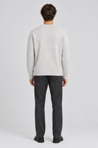 Mannelijk model met de lichtgrijze Jack & Jones Gebreide Trui Blanks, volledig van achteren gefotografeerd
