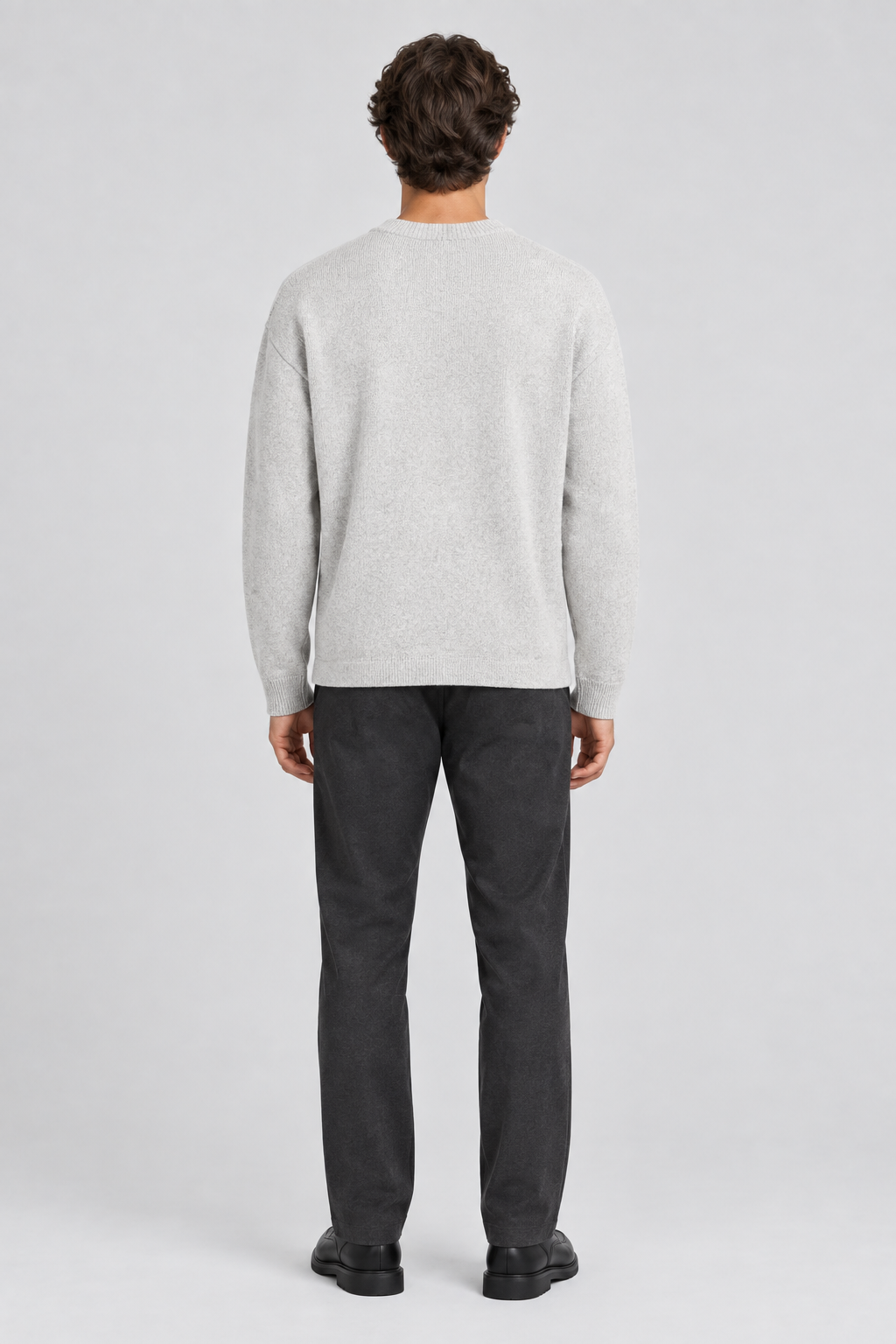 Mannelijk model met de lichtgrijze Jack & Jones Gebreide Trui Blanks, volledig van achteren gefotografeerd