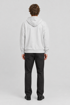 Mannelijk model met de lichtgrijze Only & Sons Hoodie Tentacion Relaxed Fit, volledig van achteren gefotografeerd