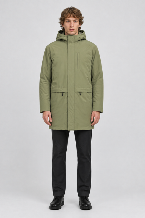 Mannelijk model met de lichtolijfgroene Blend Parka Ferdinan met capuchon, volledig van voren gefotografeerd