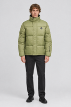 Mannelijk model met de lichtolijfgroene Topman Ski Puffer Jas met hoge kraag, volledig van voren gefotografeerd