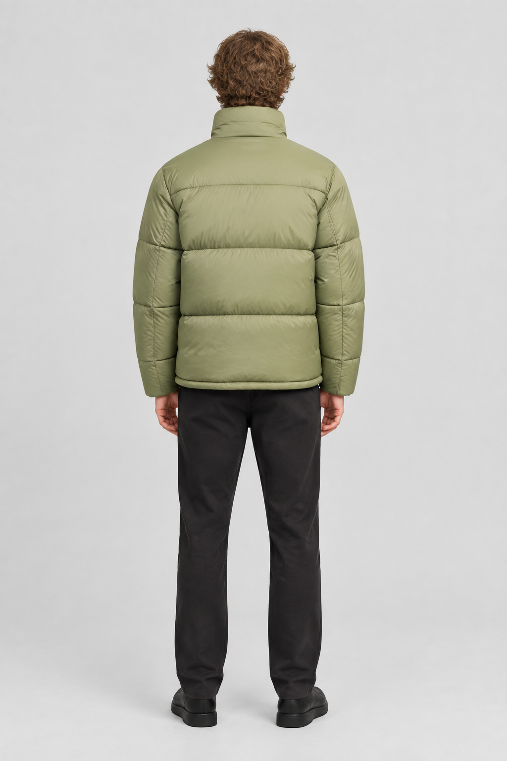 Mannelijk model met de lichtolijfgroene Topman Ski Puffer Jas, volledig van achteren gefotografeerd