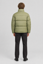 Mannelijk model met de lichtolijfgroene Topman Ski Puffer Jas, volledig van achteren gefotografeerd